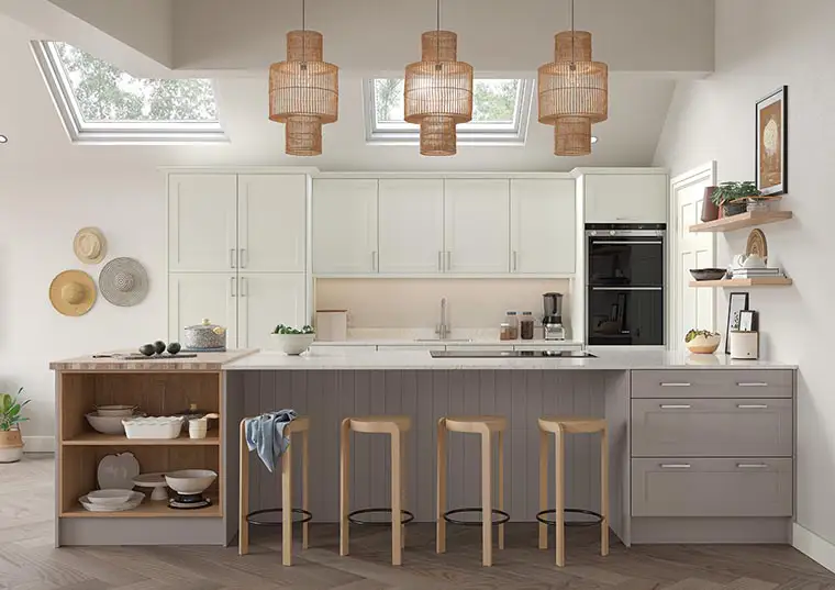 Shaker style kitchen in porcelain and cashmere with wooden breakfast bar stools.